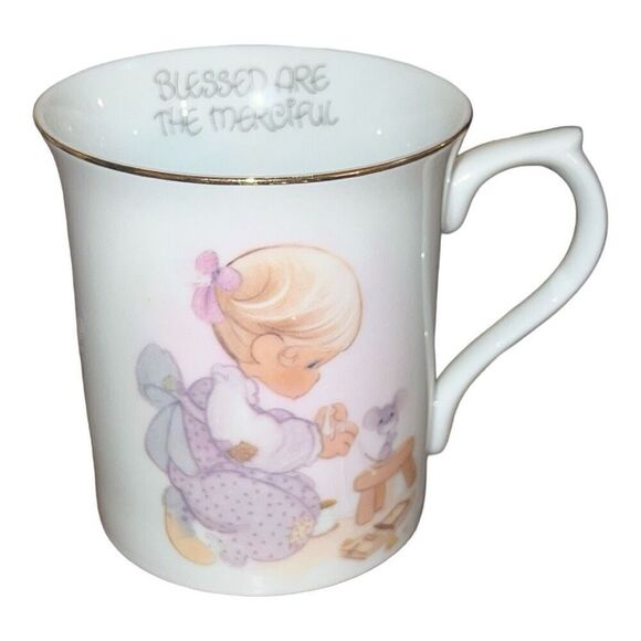 1982 Vintage Precious Moments Blessed Are The Merciful Cup With Gold Trim Around - Picture 1 of 2